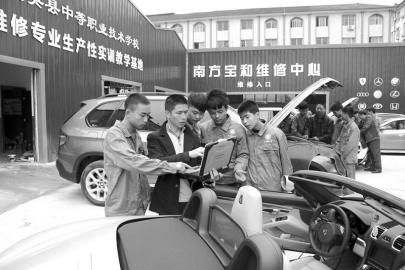 大英縣中等職業學校通過“引企入校”，將企業維修中心建到了校園內，圖為企業專業技師向學生講解高檔轎車的保養維修技巧。