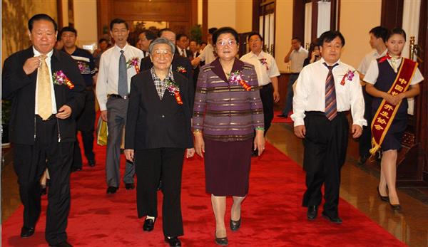 全國政協副主席錢正英（左一）、十五屆中央委員顧秀蓮（左三）、國務院扶貧主任，政協常委胡富國（左一）、北方汽車專修學校曹振峰董事長（右一）在人民大會堂共同出席北方學校七千萬扶貧工程