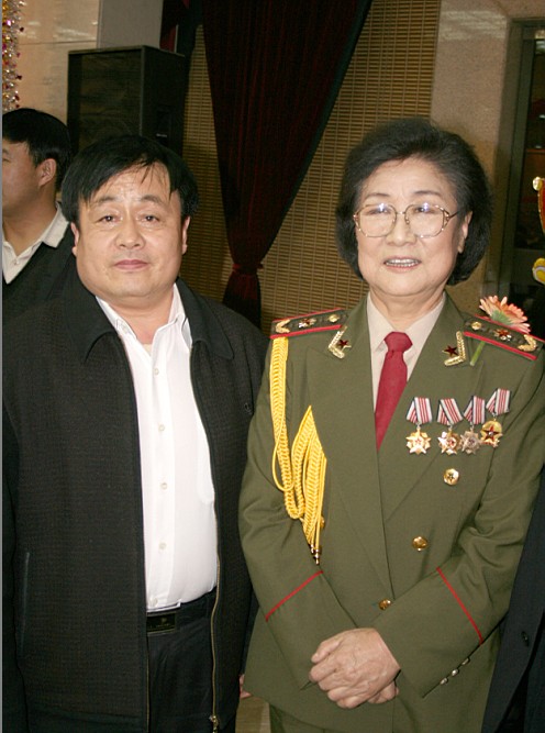 全國一級演員，政協委員馬玉濤（右一）與曹振峰同志合影